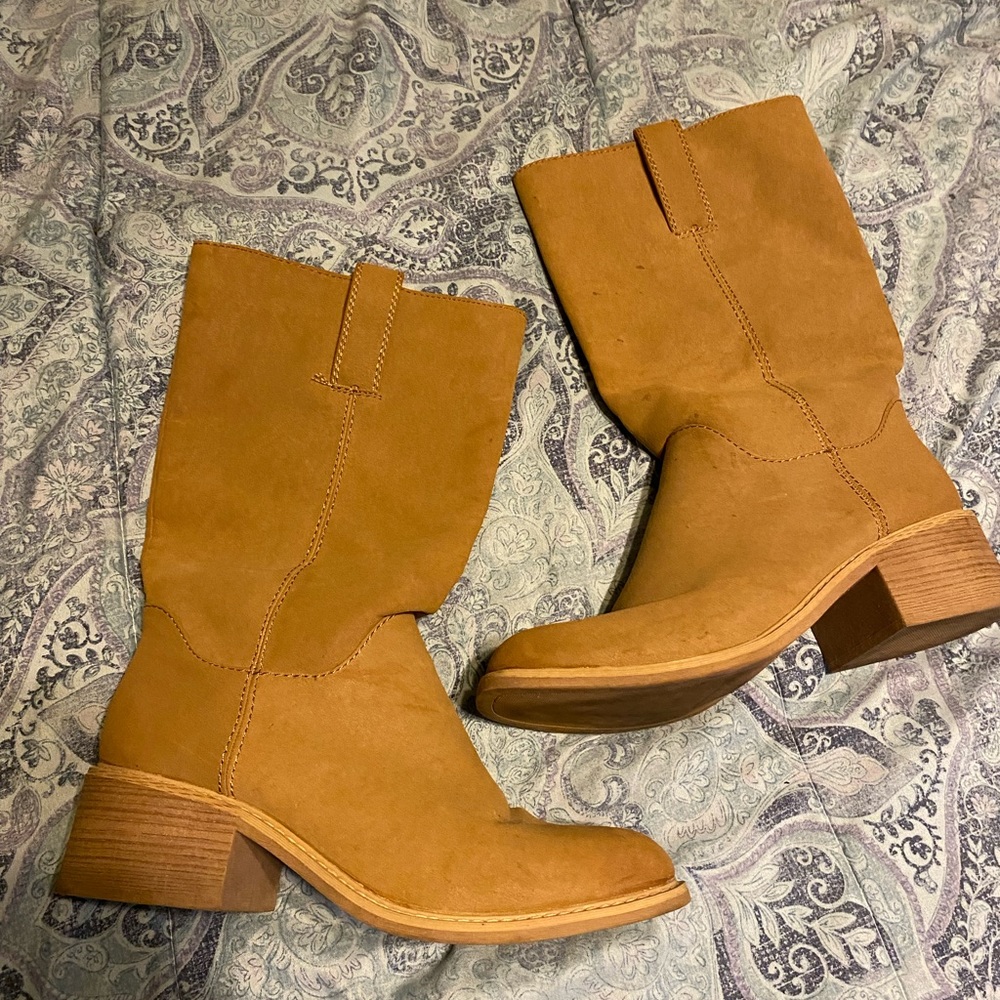 Heeled tan boots